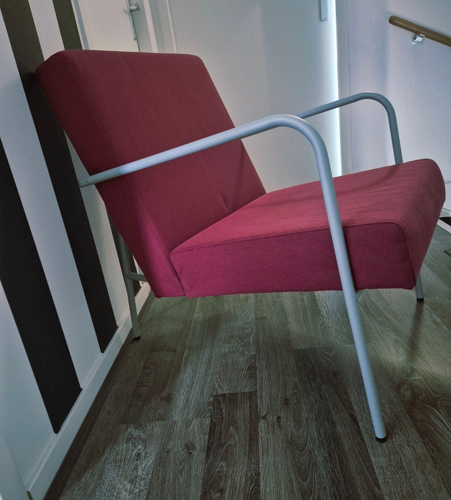 Comfortabele fauteuil - rood met metalen frame, Huis en Inrichting, Nieuw, Ophalen of Verzenden, Metaal, Vinted