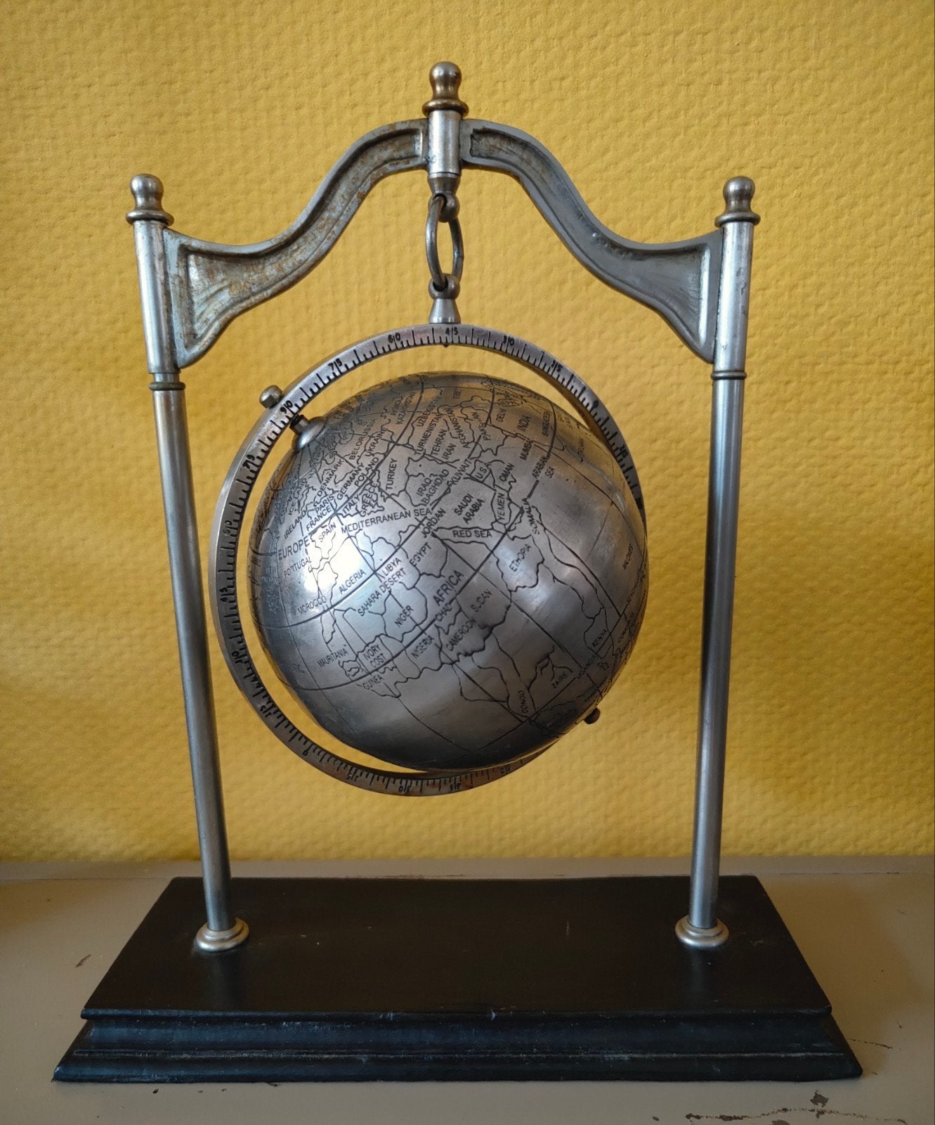 Vintage metalen wereldbol op standaard, Gebruikt, Draaibaar, Ophalen of Verzenden, Metaal