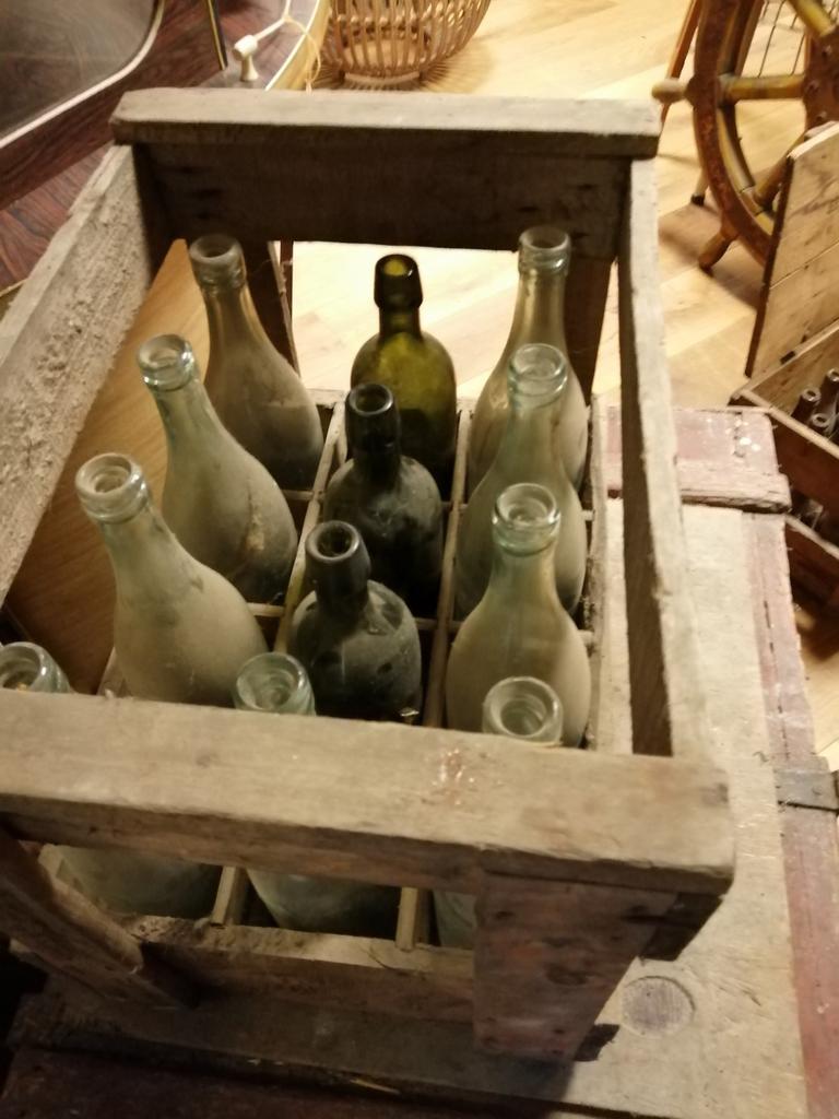 ZEER OUD KRAT MET OUDE FLESSEN IN MOOIE GELEEFDE STAAT., Antiek en Kunst, Curiosa en Brocante, Ophalen