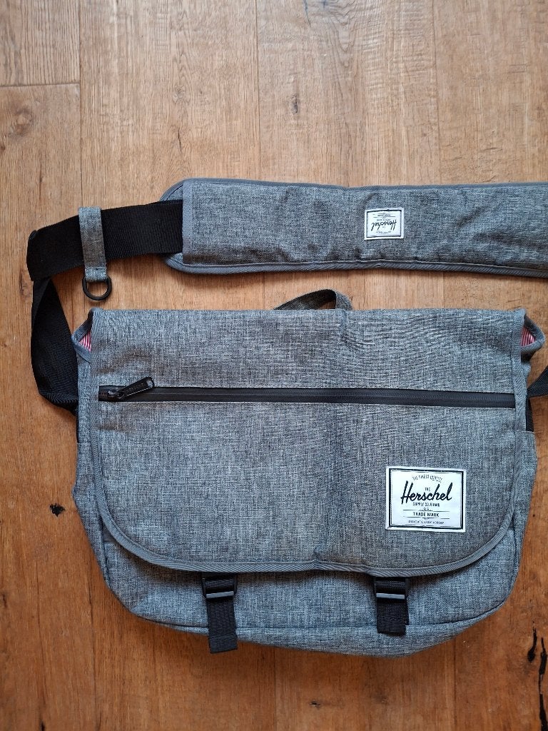 Herschel schoudertas met laptopvak, Ophalen of Verzenden, Zo goed als nieuw, Grijs, Overige merken