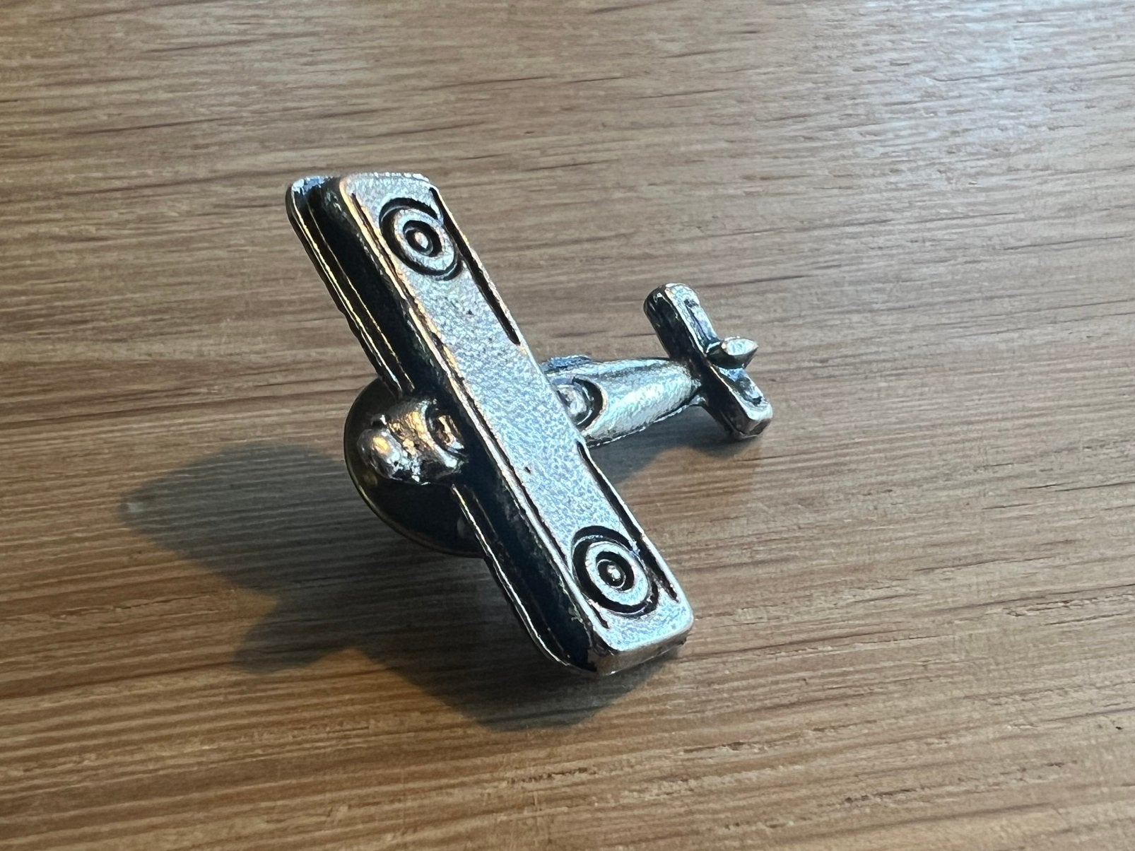 Zilverkleurige tweedekker revers pin, Ophalen of Verzenden, Nieuw, Transport, Speldje of Pin