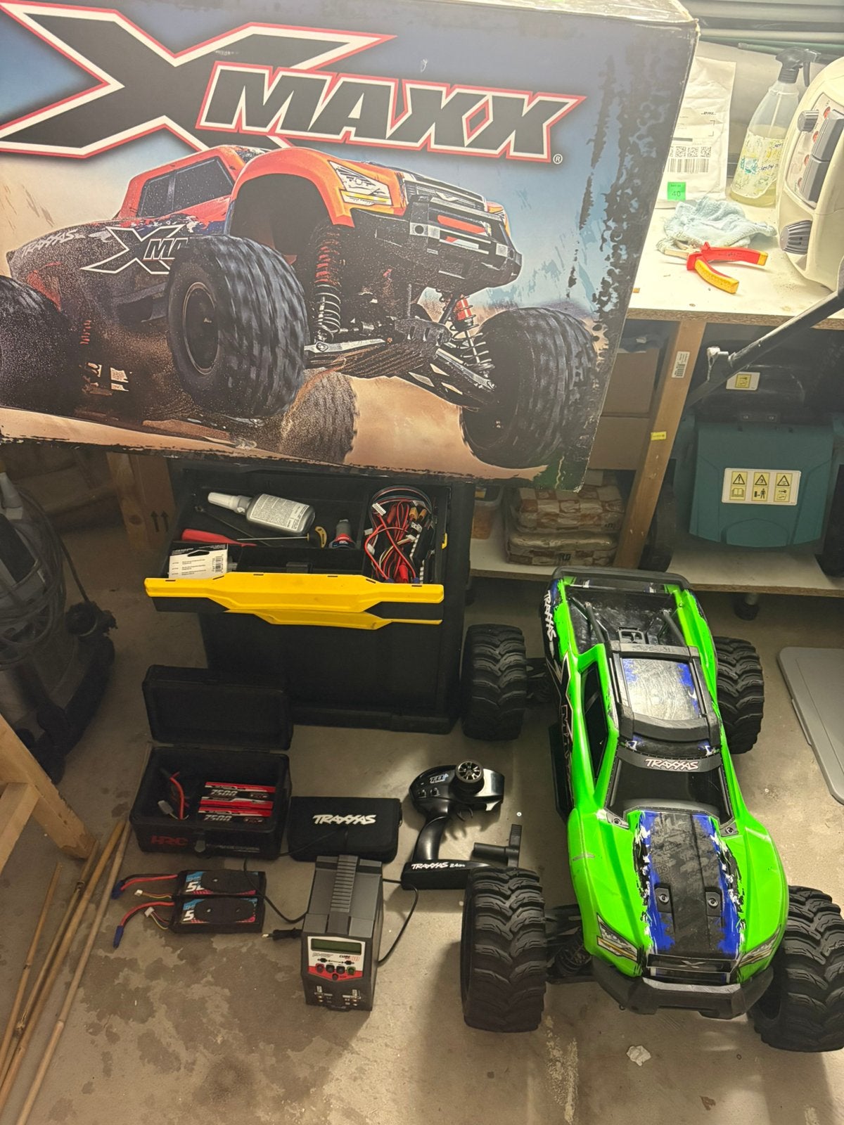Traxxas x maxx 1,5J batterijen en lader 2 keer gebruikt !!, Ophalen, Zo goed als nieuw, Overige schalen, Auto offroad