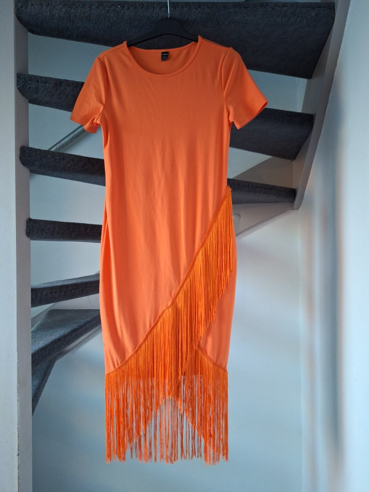 Oranje jurk met franjes - Maat M, Kleding | Dames, Maat 38/40 (M), Oranje, Ophalen of Verzenden, Zo goed als nieuw