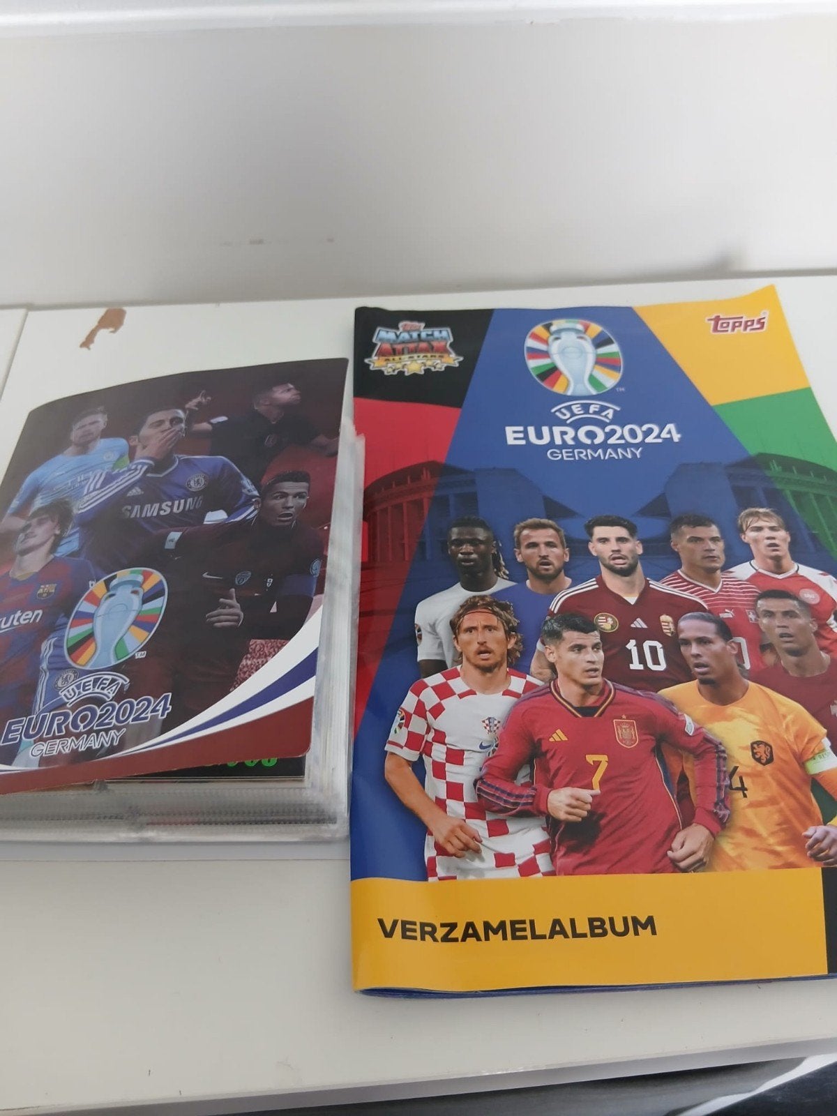 2 voetbal verzamelen albums, Ophalen of Verzenden, Zo goed als nieuw, Meerdere plaatjes