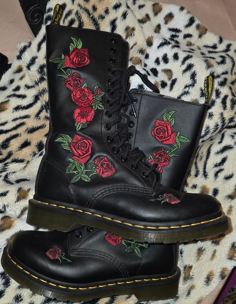 Dr. Martens Vonda laarzen met rozen, maat 38, Kleding | Dames, Schoenen, Zo goed als nieuw, Lage of Enkellaarzen, Zwart, Ophalen of Verzenden