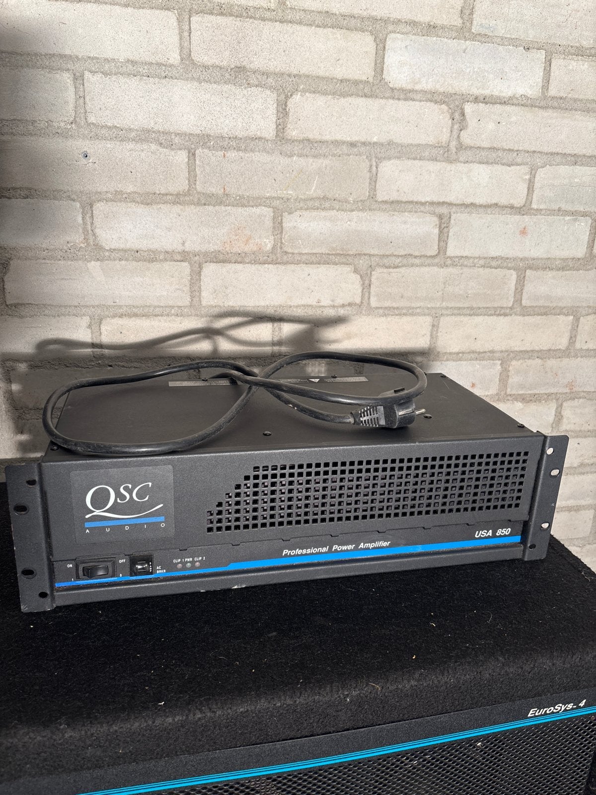 QSC Audio USA 850 Professionele Eindversterker, Ophalen of Verzenden, Gebruikt, 500 tot 1000 watt, P.A.