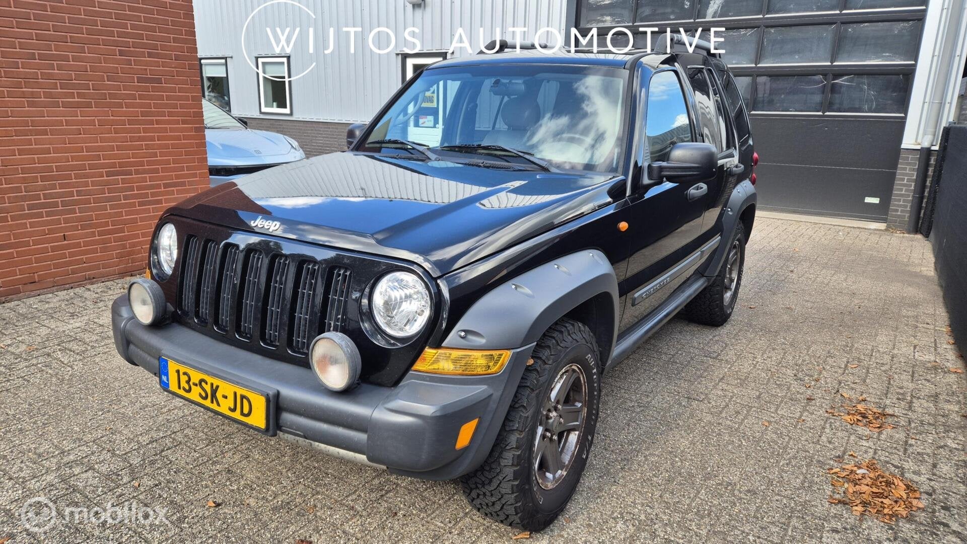 Jeep Cherokee 3.7 V6 Renegade, Automaat, Gebruikt, 3360 kg, Zwart