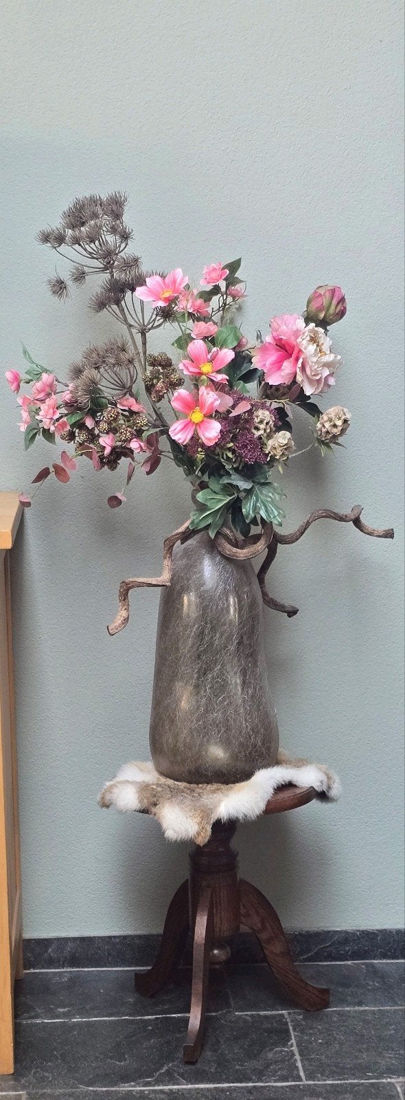 Decoratieve vaas met kunstbloemen en takken, Gebruikt, Inclusief decoratie, Ophalen of Verzenden, Grijs