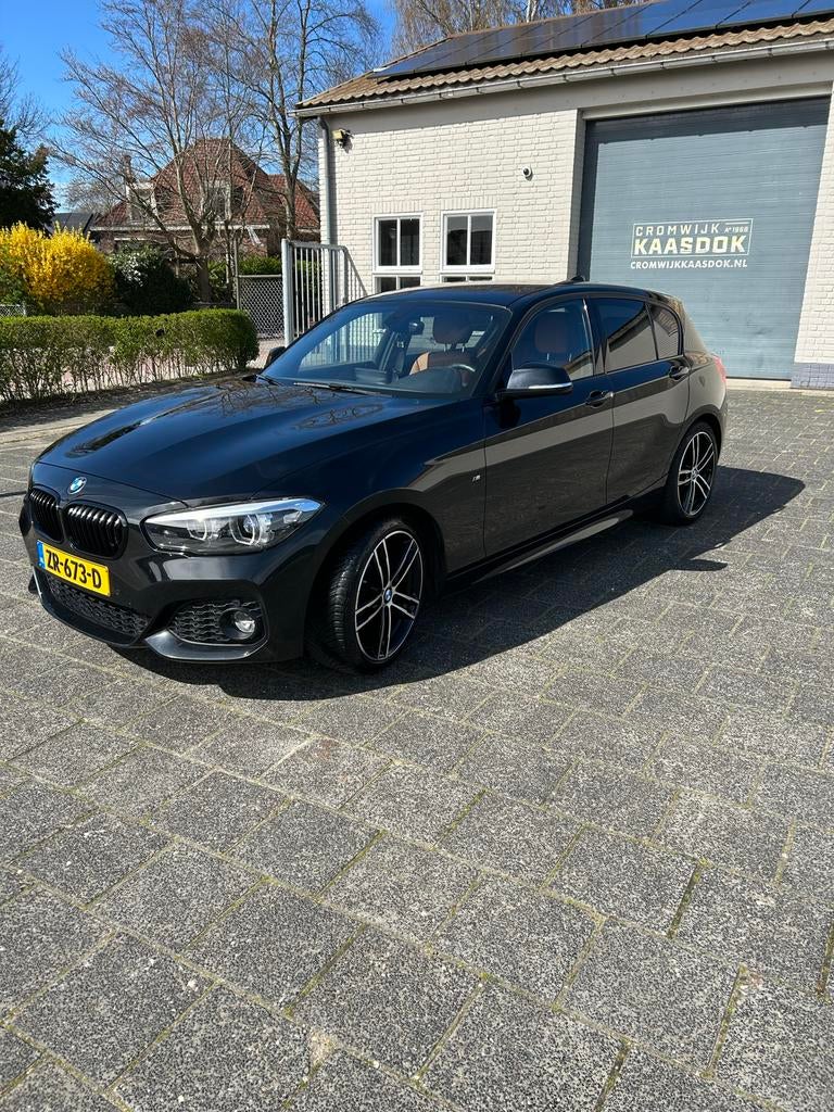 BMW 1-Serie 118i M sport Aut Zwart, 1295 kg, Zwart, Origineel Nederlands, 650 kg