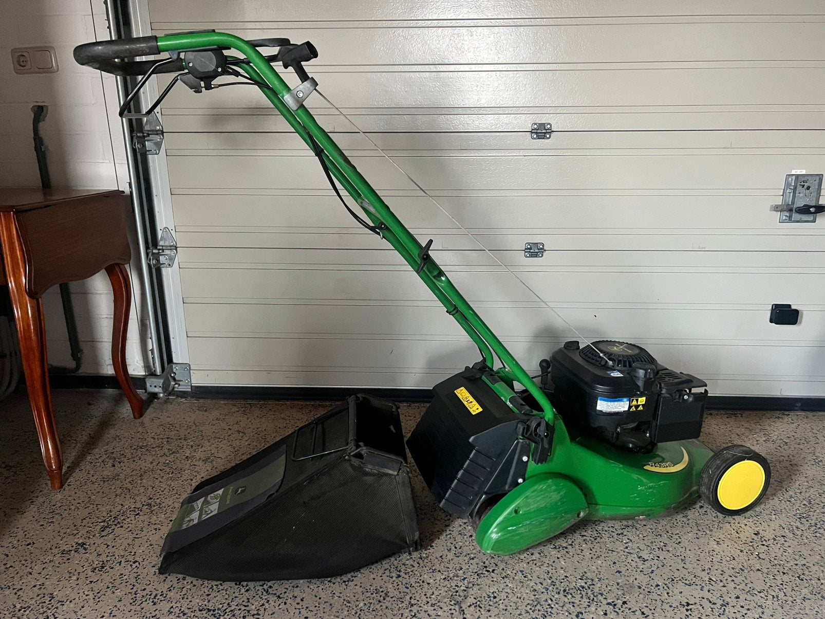 John Deere R43RS Benzine Grasmaaier - Zo goed als nieuw, Ophalen, Cirkelmaaier, Zo goed als nieuw, Opvangbak