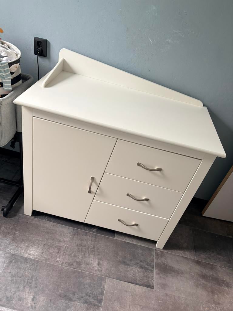 Baby kamer comode & ledikant, Kinderen en Baby's, Kinderkamer | Commodes en Kasten, Ophalen, Gebruikt, 50 tot 70 cm, 105 cm of meer