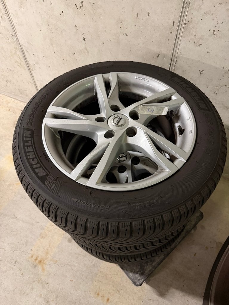 Originele Volvo V40 16” velgen + Michelin CrossClimate – 7mm, Ophalen, Gebruikt, Velg(en), 16 inch