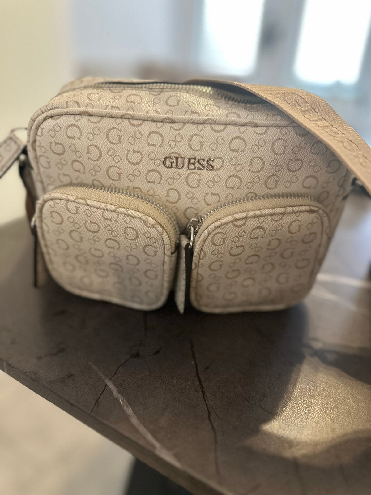 GUESS crossbody tas - Zo goed als nieuw, Ophalen of Verzenden, Zo goed als nieuw, Beige, Schoudertasje