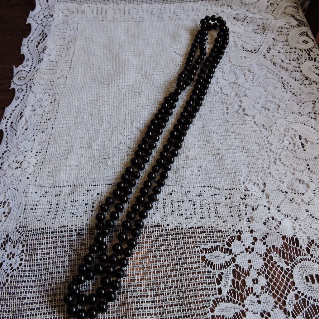Lange zwarte kralen ketting jrn 20 interbellum stijl 75 cm, Ophalen of Verzenden, Zo goed als nieuw, Zwart, Kunststof
