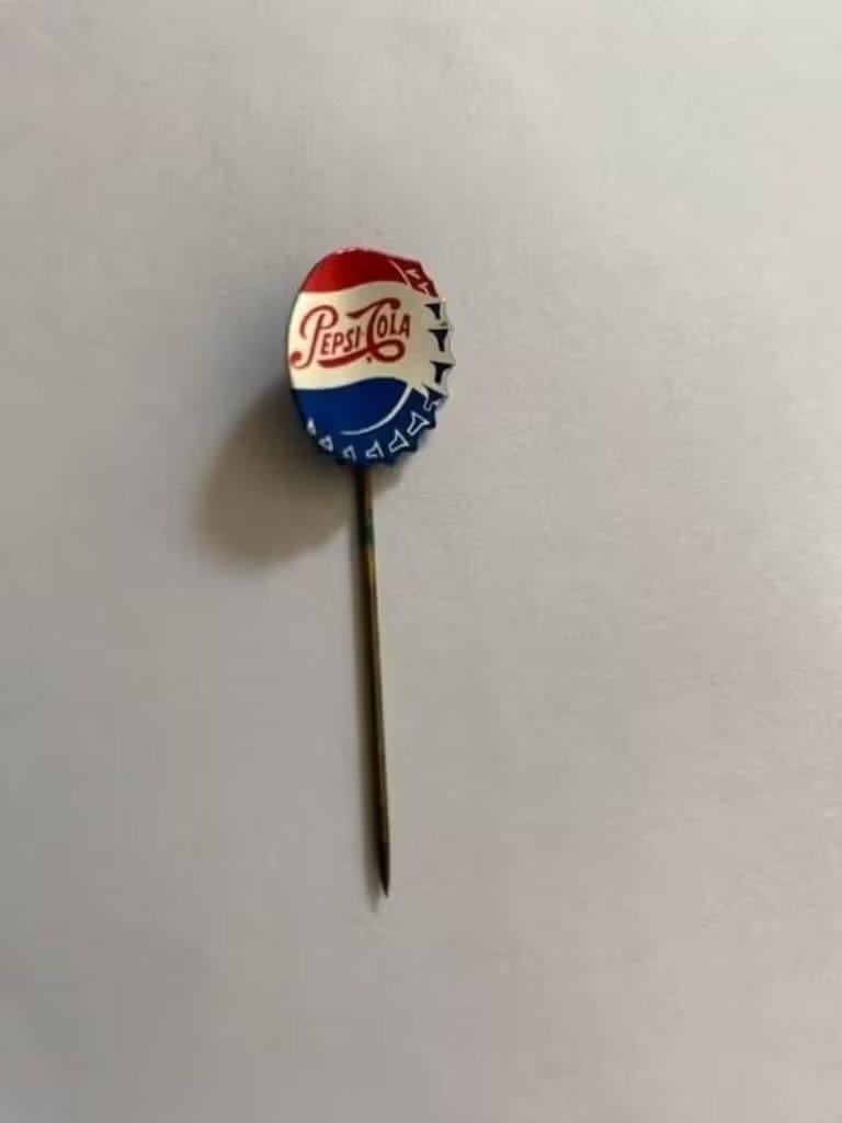 Vintage speldje - Pepsi Cola .( vorm flesdop), Ophalen of Verzenden, Zo goed als nieuw, Merk