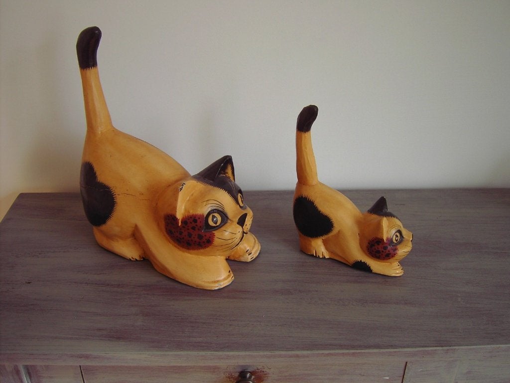 2 houten katten beelden, Ophalen of Verzenden, Gebruikt, Dier