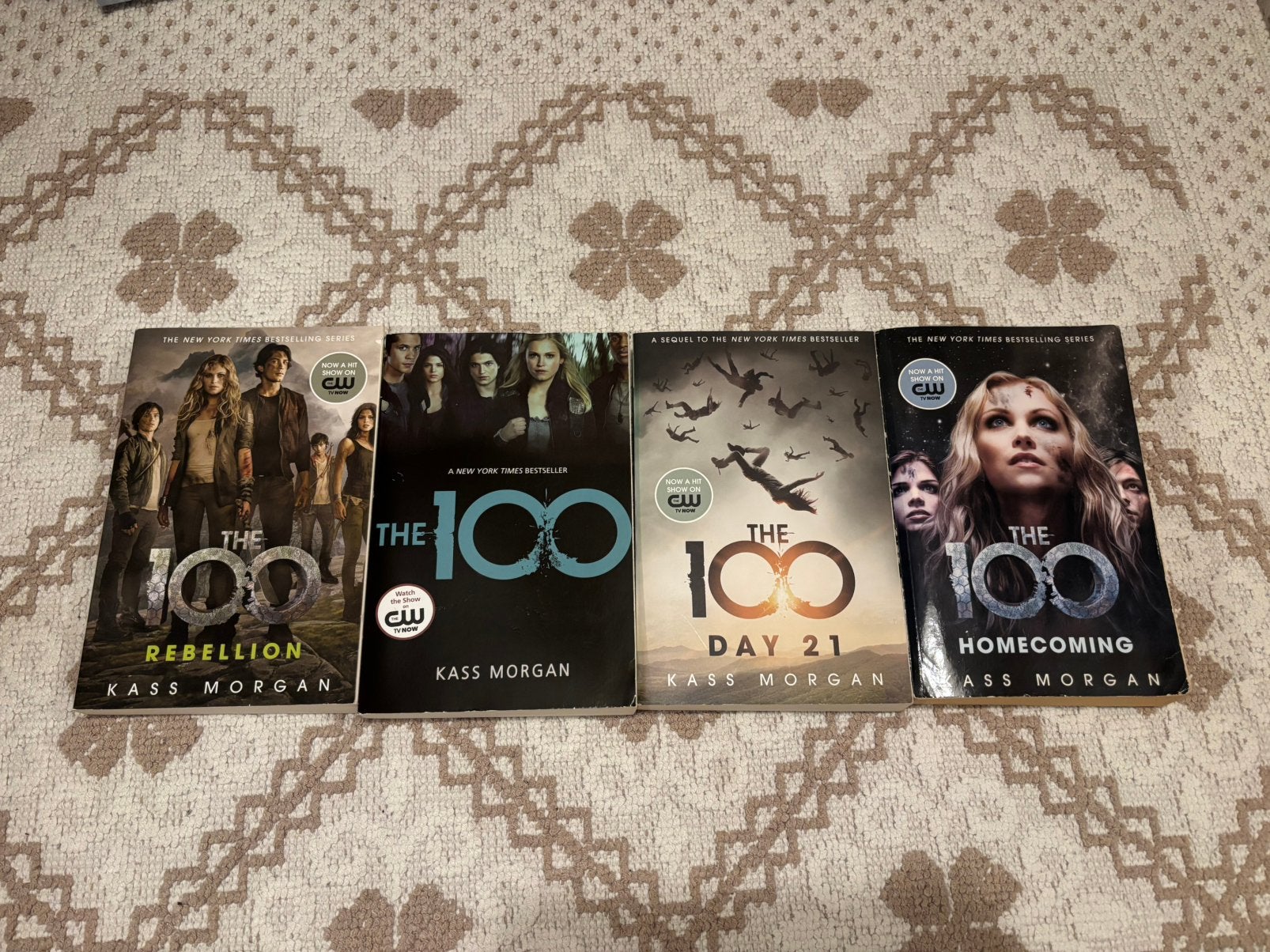 The 100 - kass morgan book/english, Boeken, Verzenden, Zo goed als nieuw