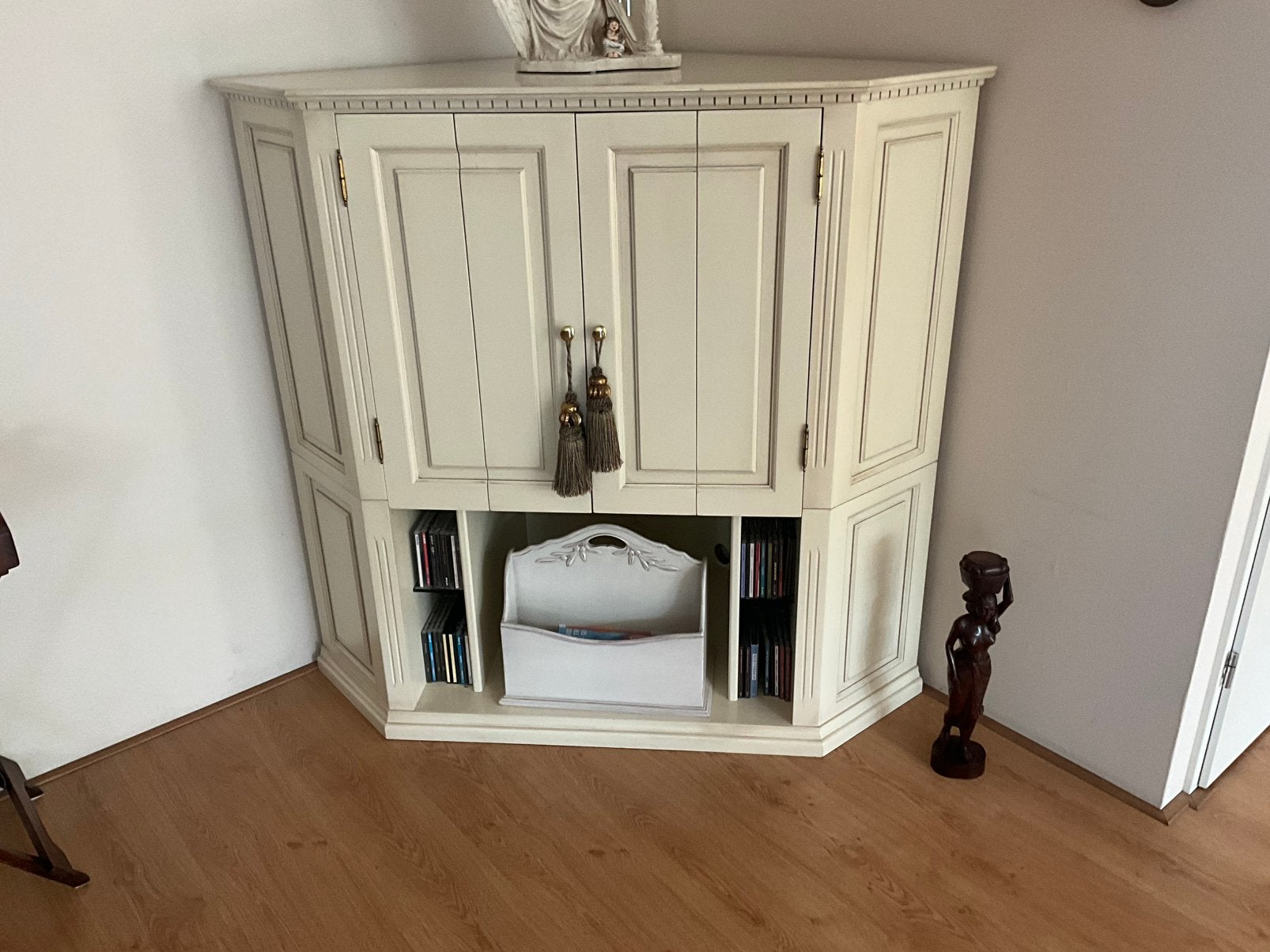 Ruime hoekkast Creme kleur NU 75,-, Ophalen