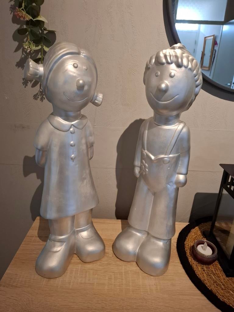 Zilverkleurige beelden van jongen en meisje, Tuin en Terras, Tuinbeelden, Ophalen, Kunststof