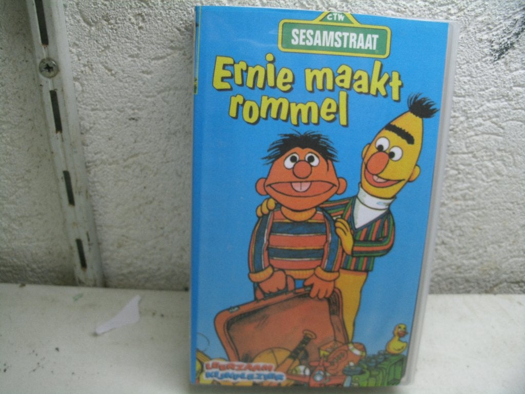 vhs 224a ernie maakt eommel, Alle leeftijden, Ophalen of Verzenden, Zo goed als nieuw