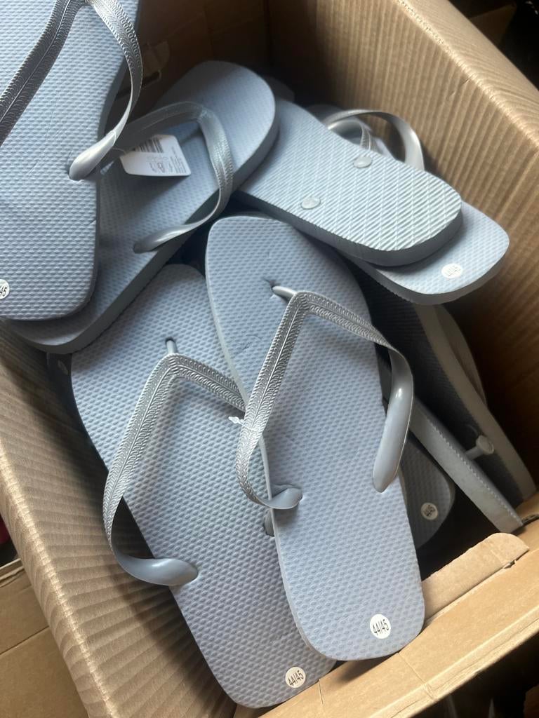 Partij 20 paar lichtblauwe slippers maat 44/45, Kleding | Dames, Schoenen, Ophalen of Verzenden, Nieuw, Blauw, Slippers