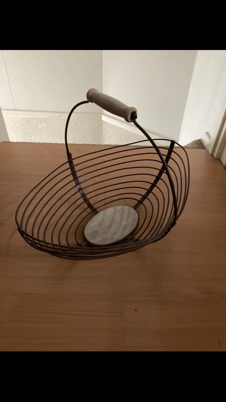 Metalen mand met houten handvat, Ophalen, Gebruikt, Metaal, Bruin