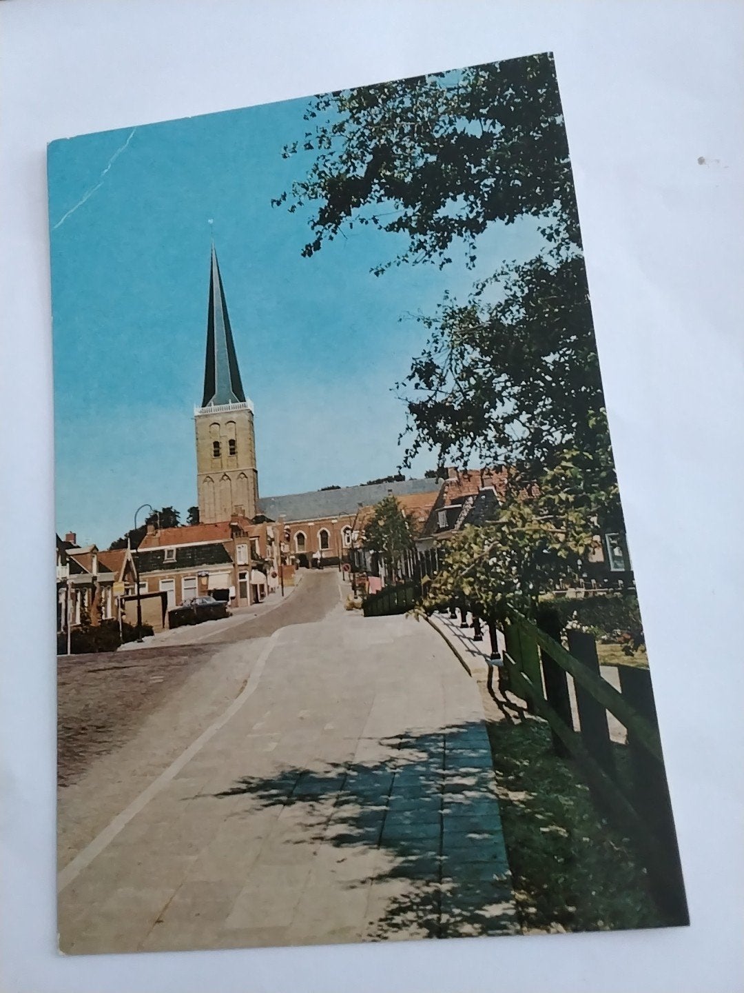 Ansichtkaart Groeten uit Tzum - Kerk en dorpsgezicht, Ophalen of Verzenden