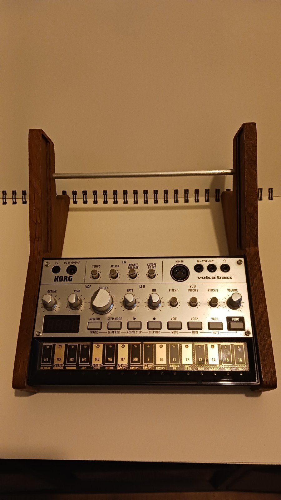 Korg Volca Bass Analoge Synthesizer met gratis Houten Stand, Ophalen, Korg, Overige aantallen, Zo goed als nieuw