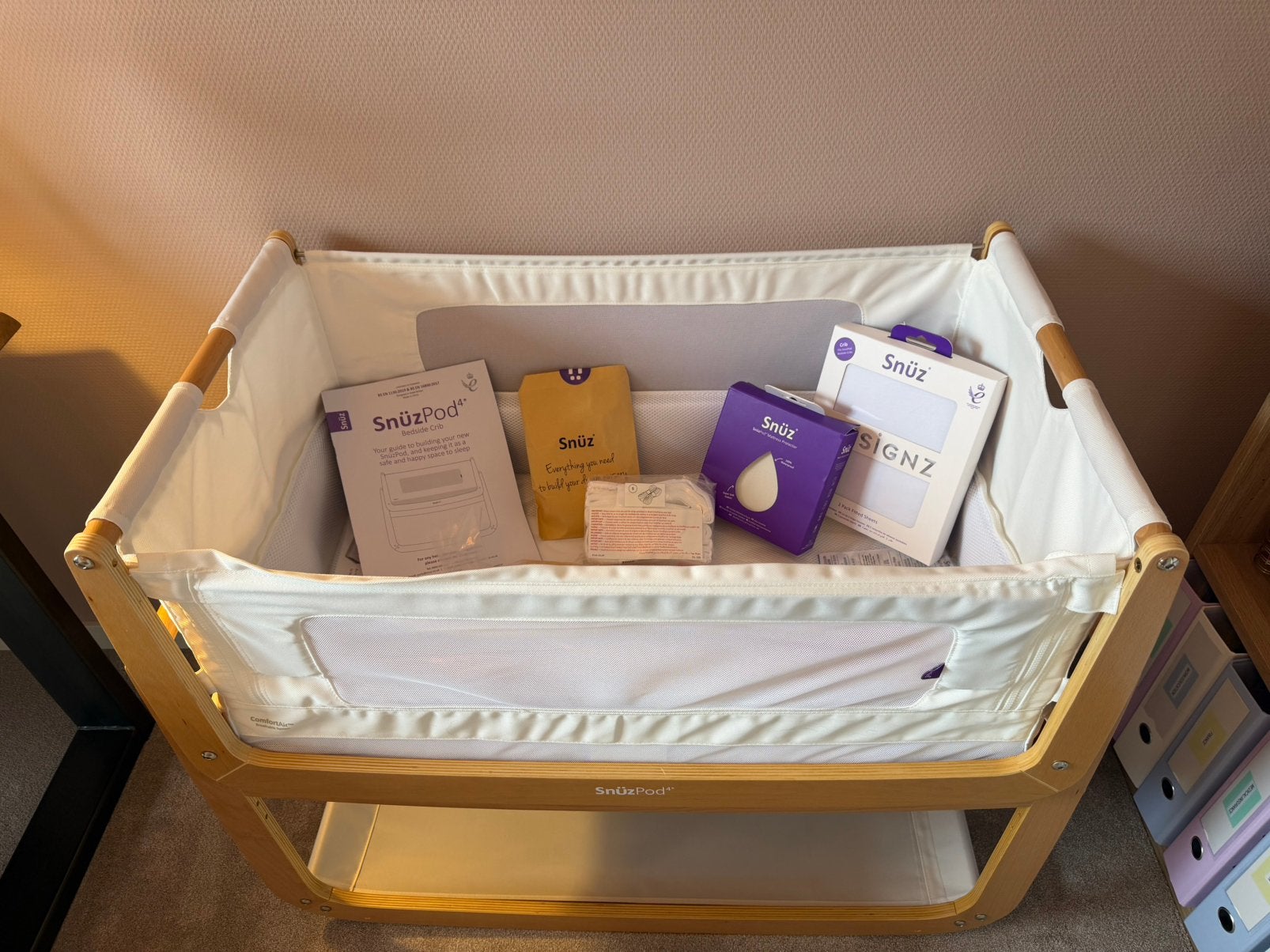 SnuzPod 4 Co-Sleeper Natural – nieuw, inclusief accessoires, Kinderen en Baby's, Ophalen, Nieuw, Minder dan 140 cm, Matras
