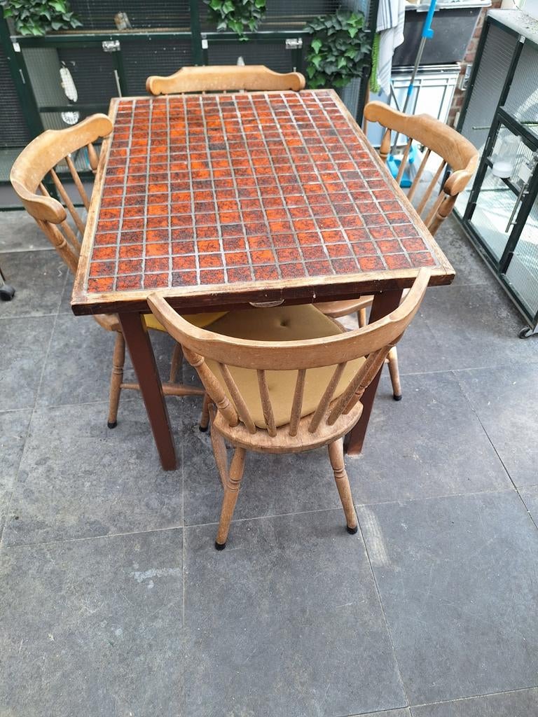 Vintage eettafel met tegels en 4 stoelen, Antiek en Kunst, Antiek | Meubels | Tafels, Ophalen of Verzenden