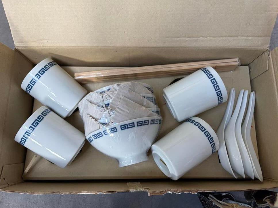 Aziatisch servies set: 4 kommen, lepels, bekers, eetstokjes, Keramiek, Nieuw, Ophalen of Verzenden, Overige stijlen
