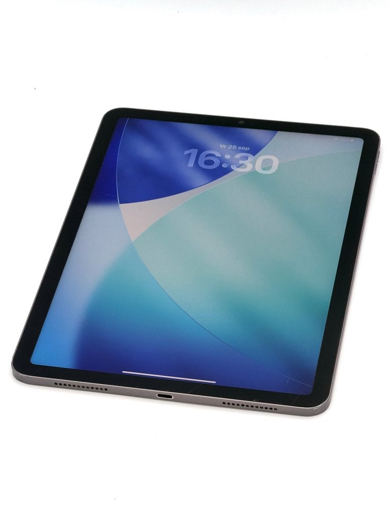 Zeer Nette iPad Air M1 Space Gray, met een goede batterij!