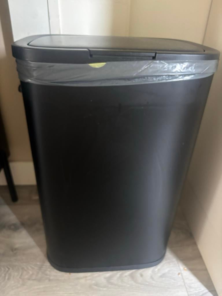 Zwarte prullenbak van Action, Huis en Inrichting, Kunststof, 50 tot 75 cm, Ophalen of Verzenden, Zo goed als nieuw