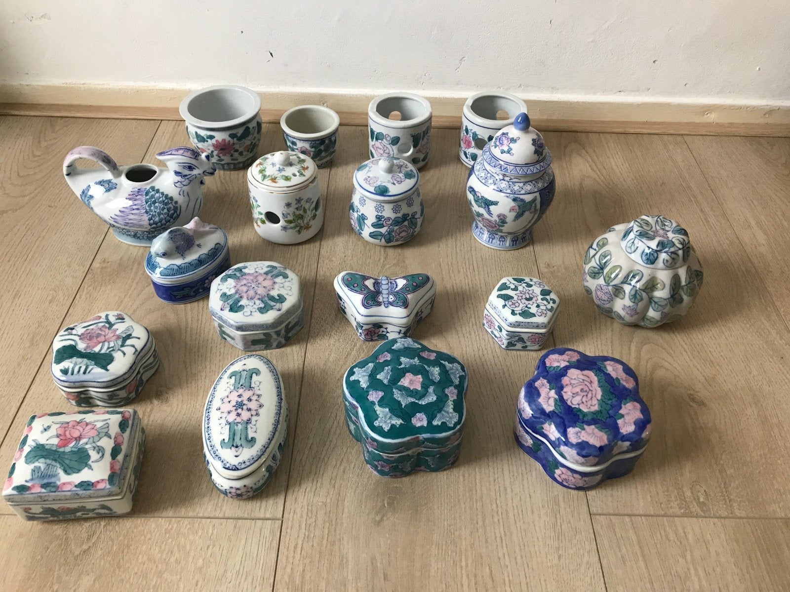 Verzameling van 18 Chinese porseleinen doosjes en potjes, Ophalen