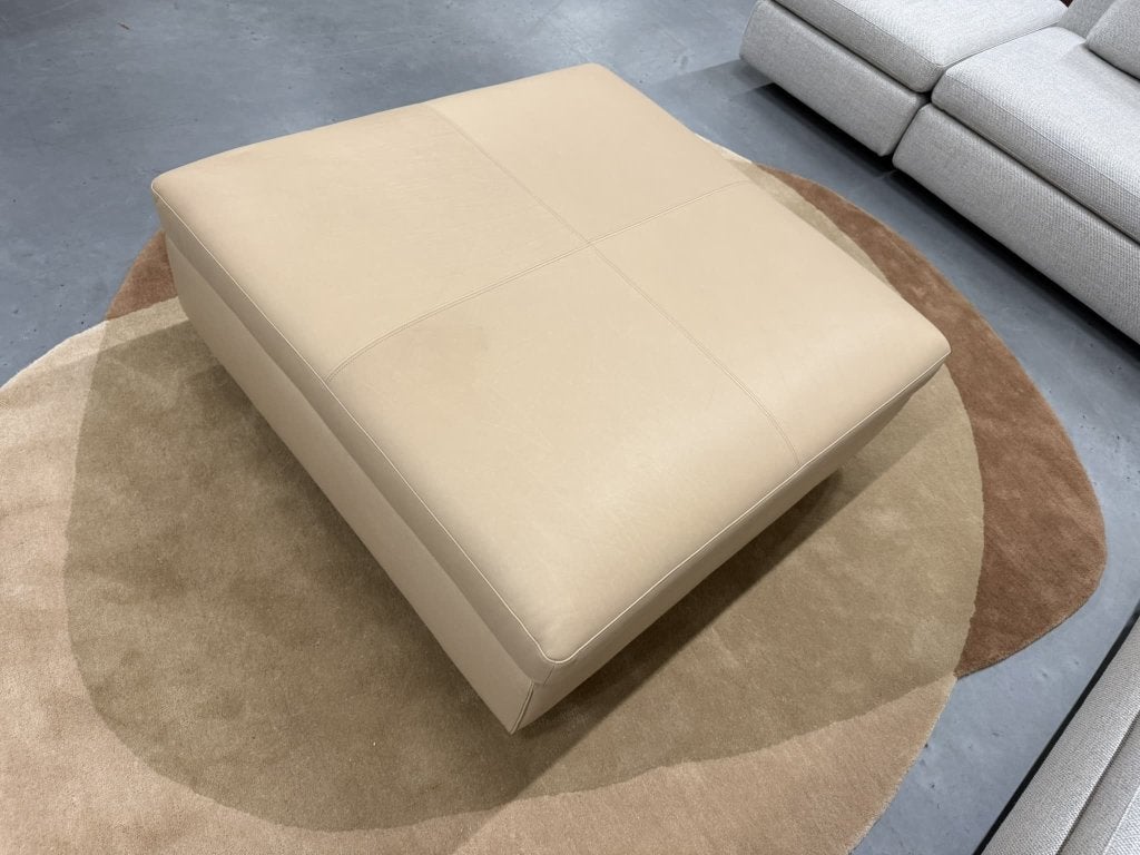 Showmodel Design on Stock Vilaz Voetenbank Design Poef, Gompenstraat 15, Leer, Contactformulier, 100 tot 125 cm