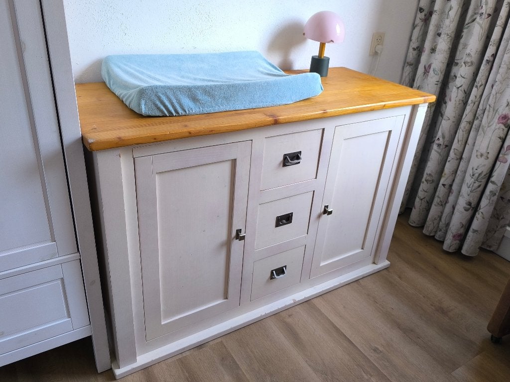 Babykamer, ledikant, commode en kledingkast. Volkern - wit, Kinderen en Baby's, Kinderkamer | Complete kinderkamers, Ophalen, Gebruikt