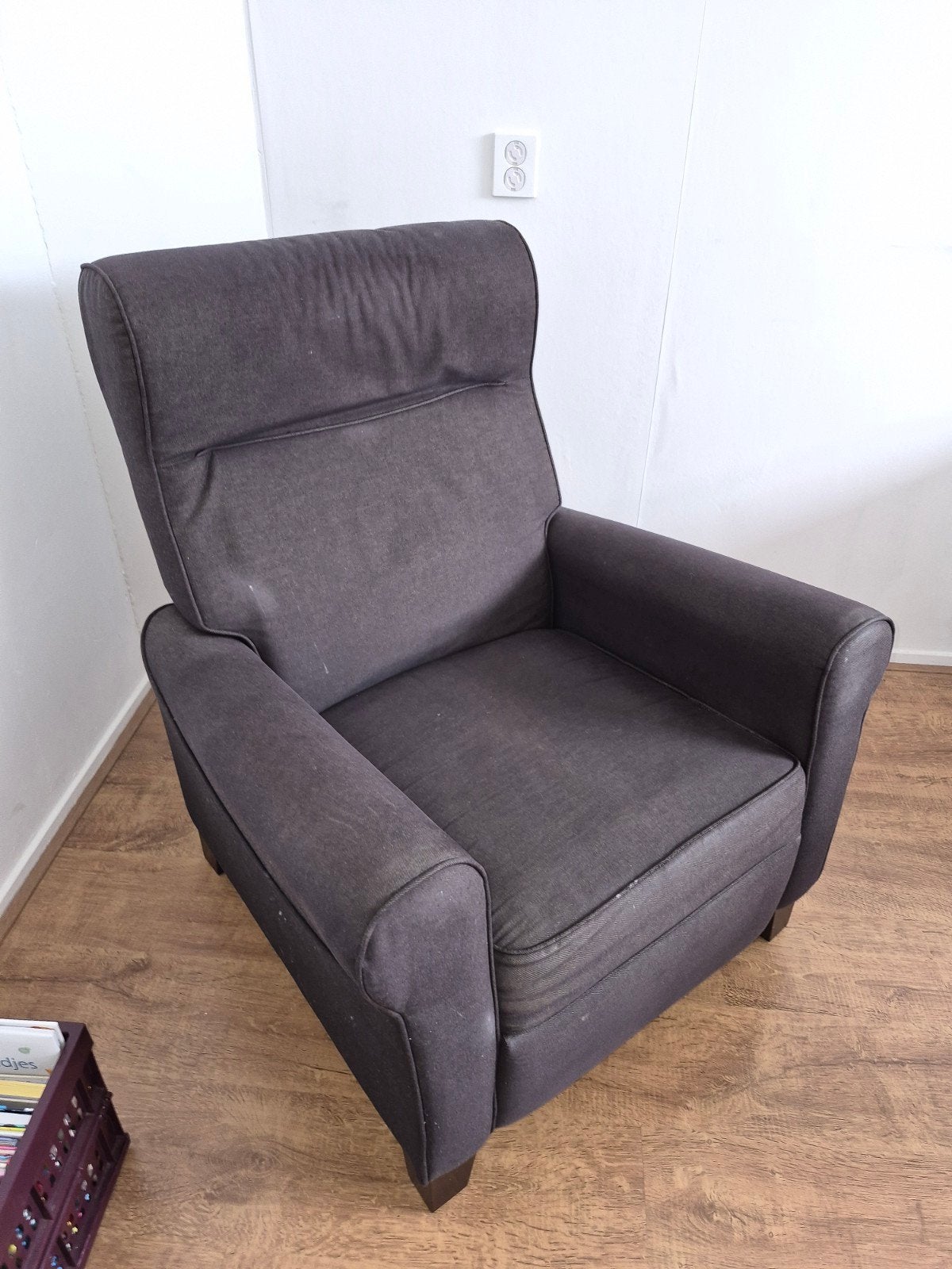 Comfortabele donkergrijze relaxfauteuil met voetensteun, Huis en Inrichting, Ophalen, Modern, Comfortabel, Gebruikt, 75 tot 100 cm