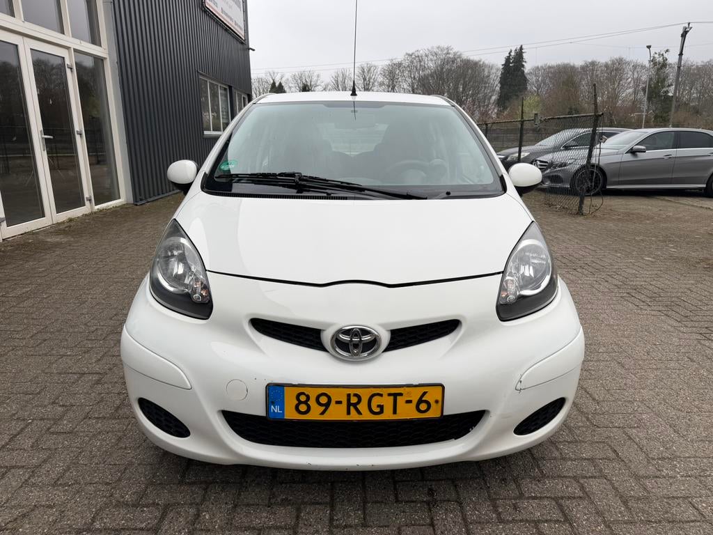 Toyota Aygo 1.0 12V Vvt-i 5DRS 2011 Wit AIRCO TOP AUTO, Auto's, Toyota, Voorwielaandrijving, Euro 5, Stof, Zwart