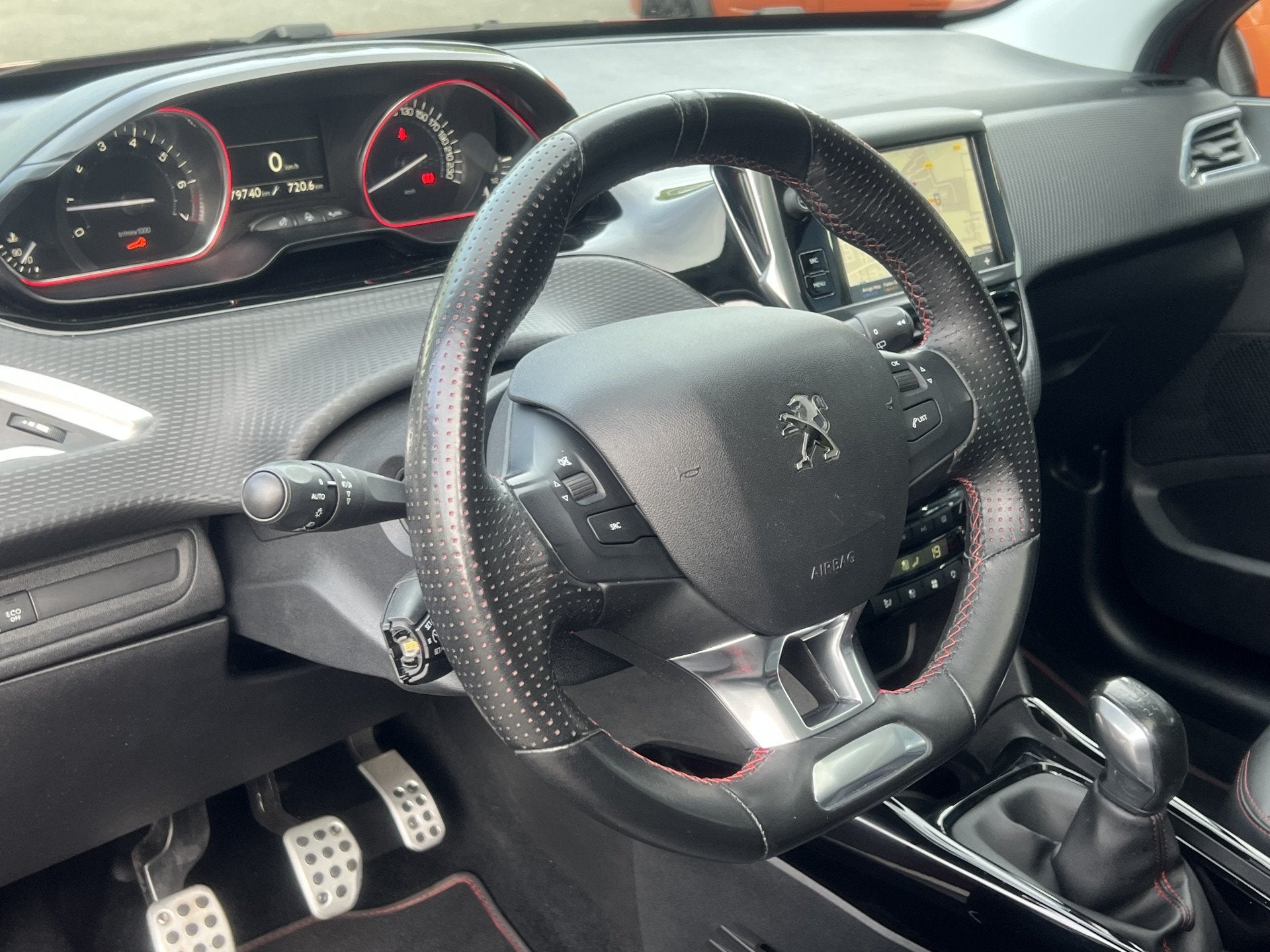 Foto 3 van Peugeot 2008 1.2 PureTech GT-line | RIJKLAAR | Pano | Stoelv