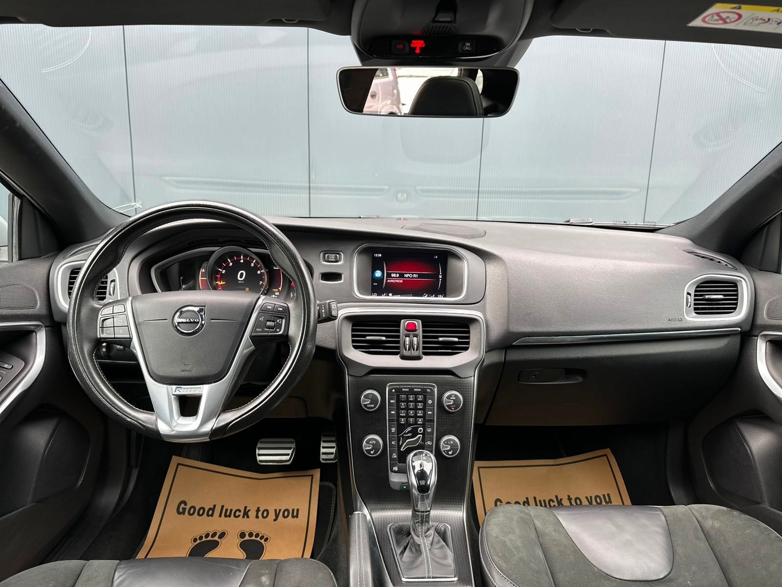 Volvo V40 1.5 T3 Polar+ Sport R-Design LED Pano, Auto's, Euro 6, 4 cilinders, 700 kg, Wit