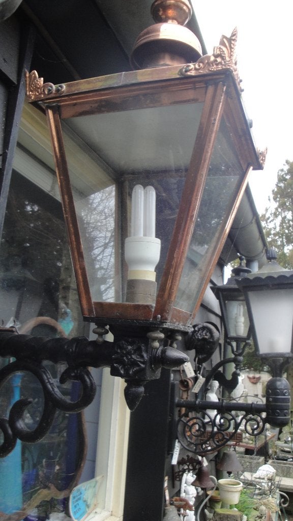 messing buitenlamp met gietijzeren beugel, Ophalen of Verzenden