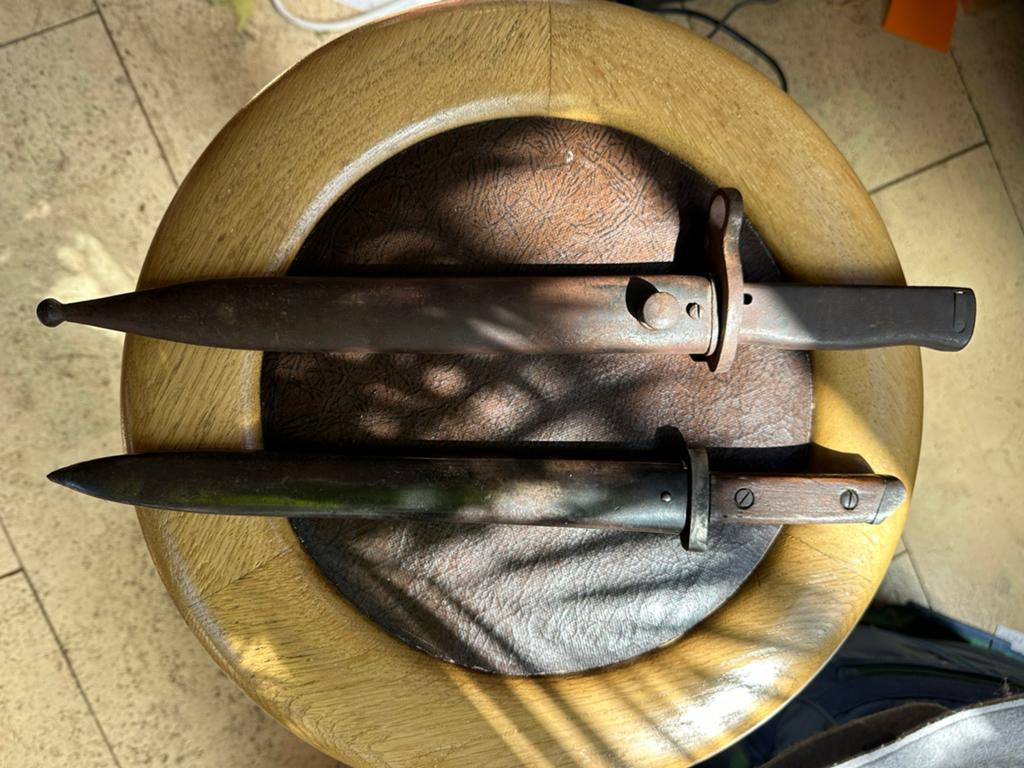 Twee bajonetten, Ophalen of Verzenden, Landmacht, Overige gebieden, Mes of Dolk
