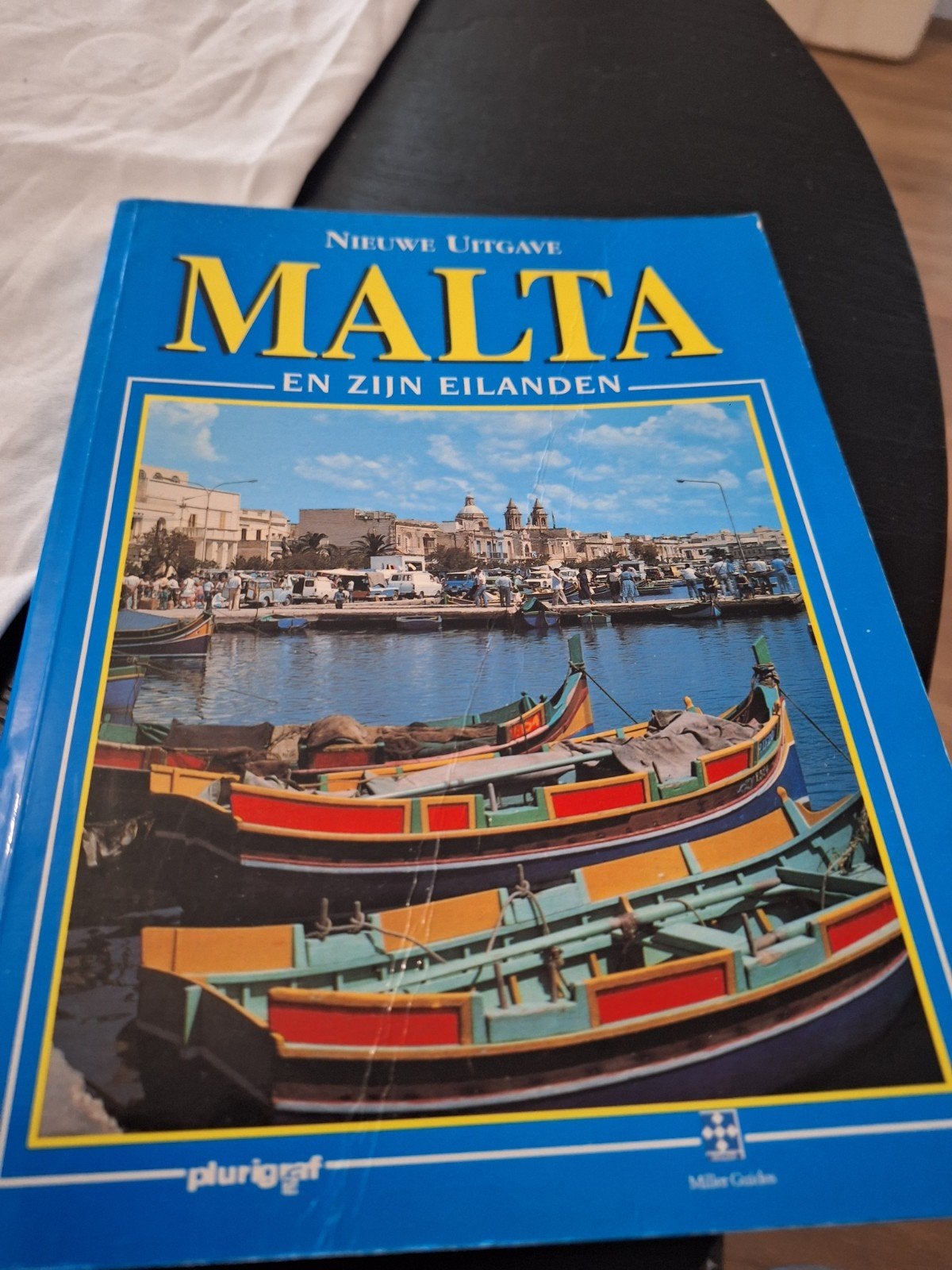 Malta en zijn eilanden - Reisgids Plurigraf, Europa, Ophalen of Verzenden, Reisgids of -boek, Gelezen