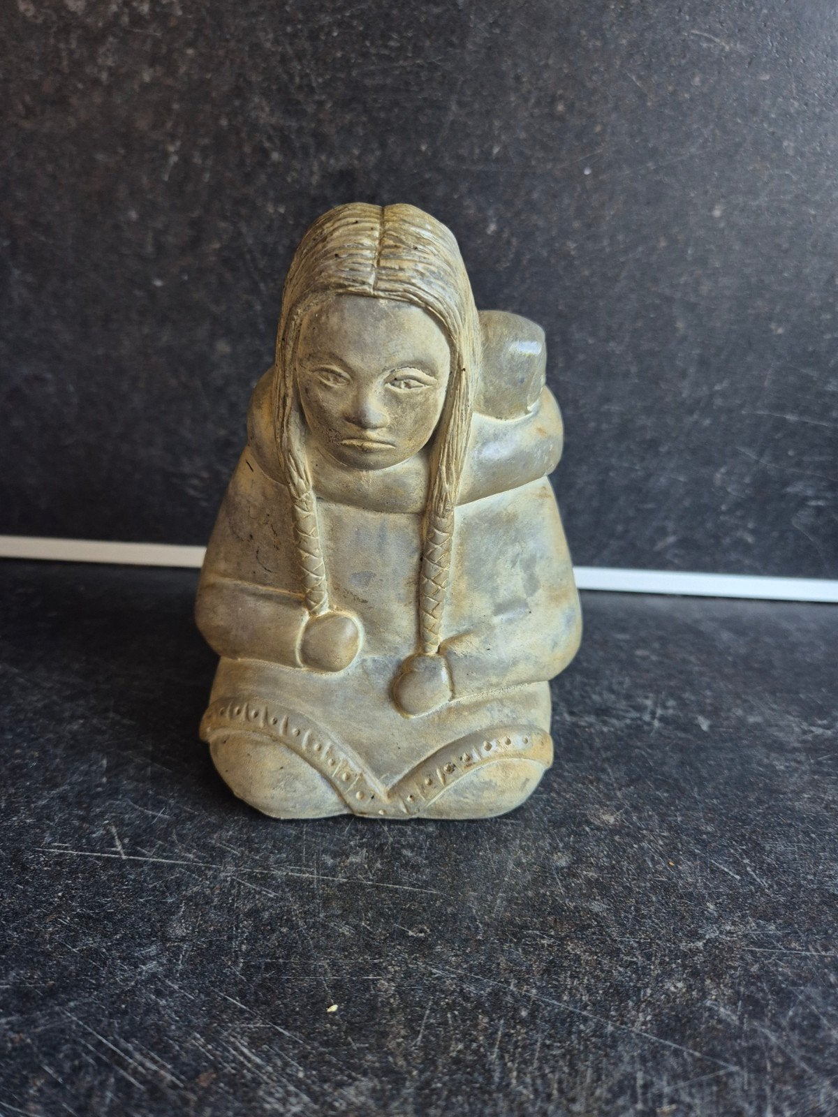 Inuit-figuur vrouw met kind van Abbott, Ophalen of Verzenden, Zo goed als nieuw