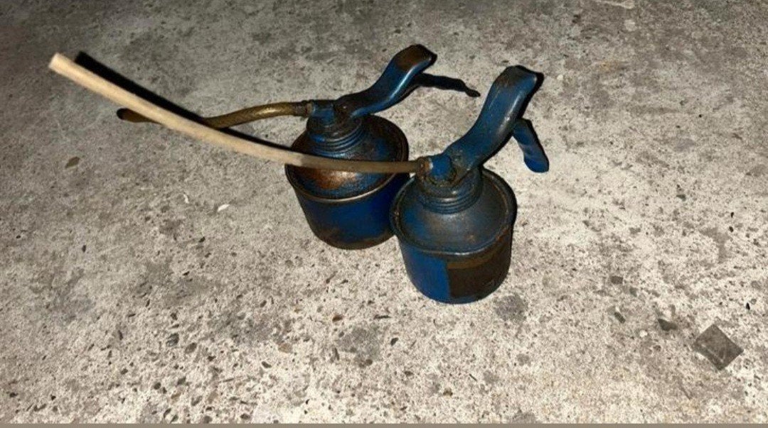 Twee Vintage Oliekannen - Industriële Decoratie, Ophalen of Verzenden, Gebruikt, Overige typen