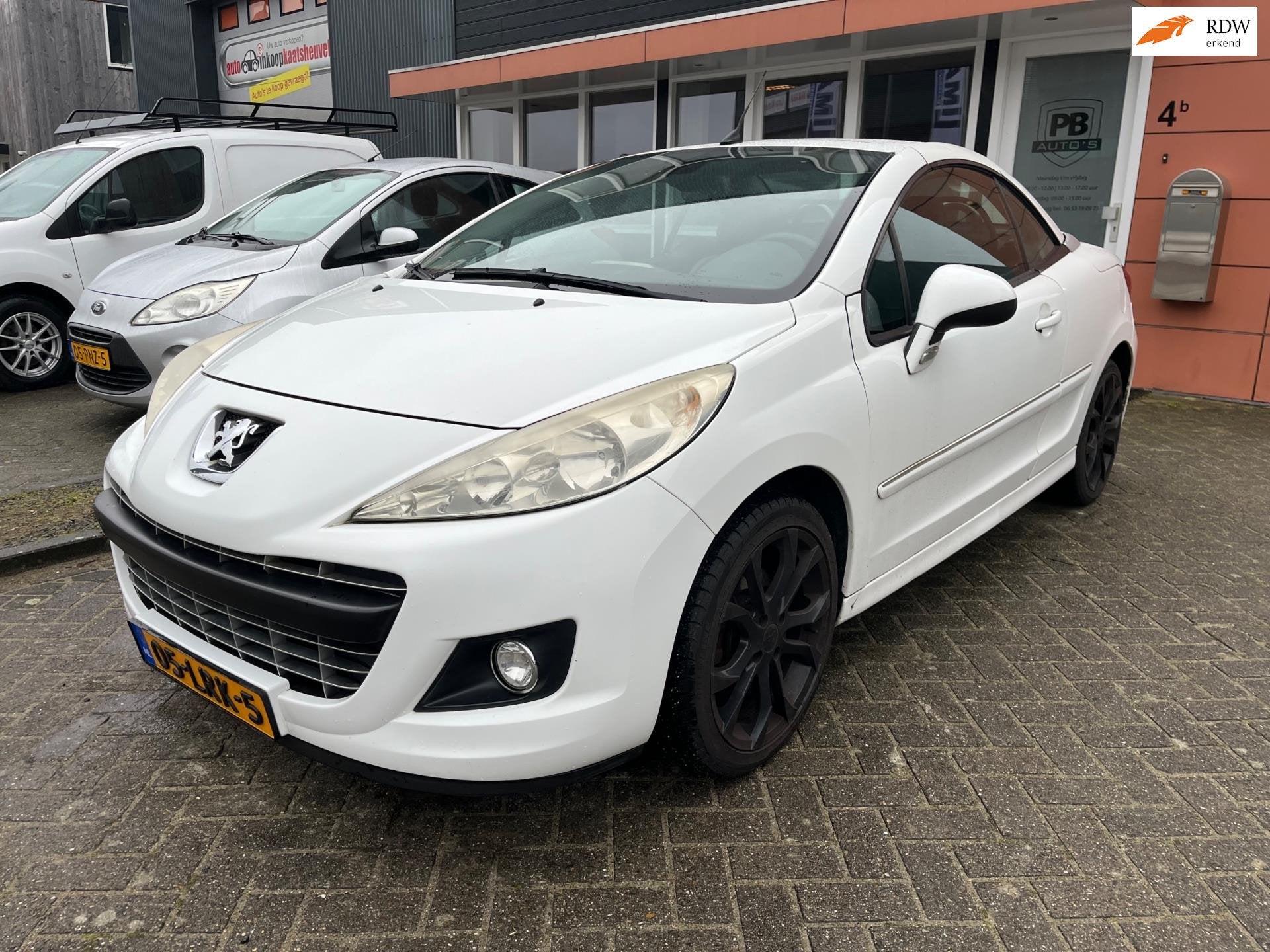 Peugeot 207 CC 1.6 VTi Noir & Blanc airco nette auto, Auto's, Voorwielaandrijving, Euro 5, 15 km/l, Gebruikt