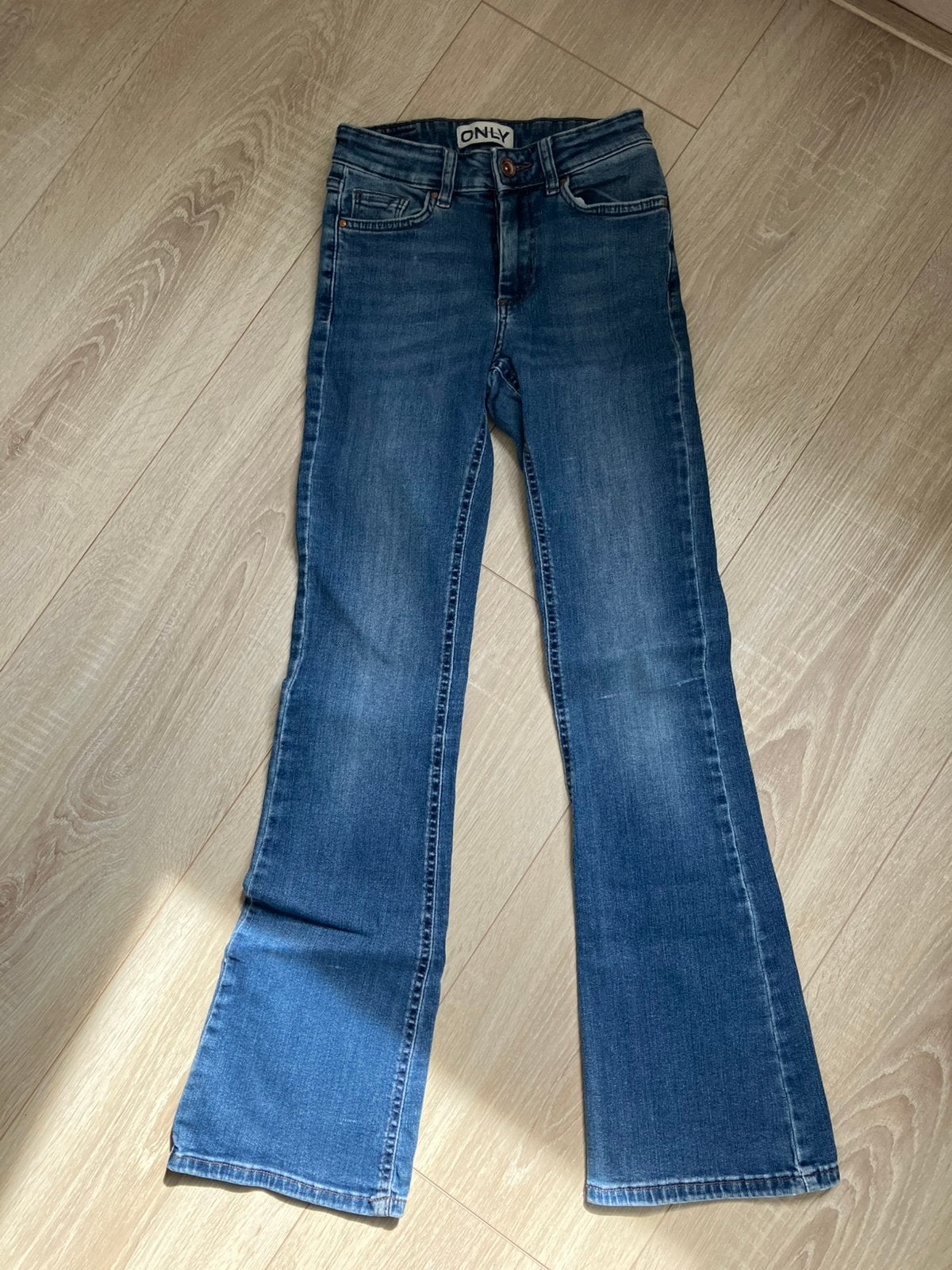 Flaired spijkerbroek Only maat xs/30, Kleding | Dames, Spijkerbroeken en Jeans, Ophalen of Verzenden, Gedragen, Blauw, W27 (confectie 34) of kleiner