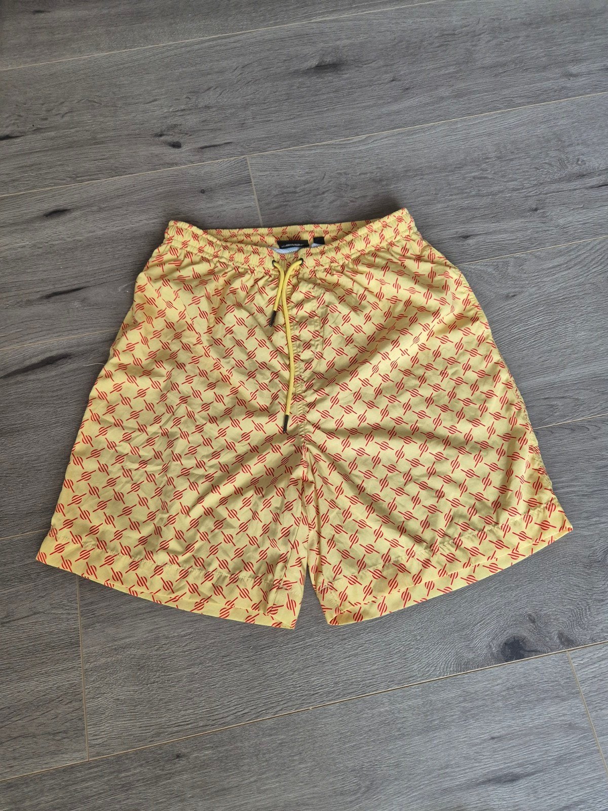 Daily Paper Zwembroek Yellow / Red Logo All-Over Print M, Maat 48/50 (M), Geel, Ophalen of Verzenden, Daily Paper