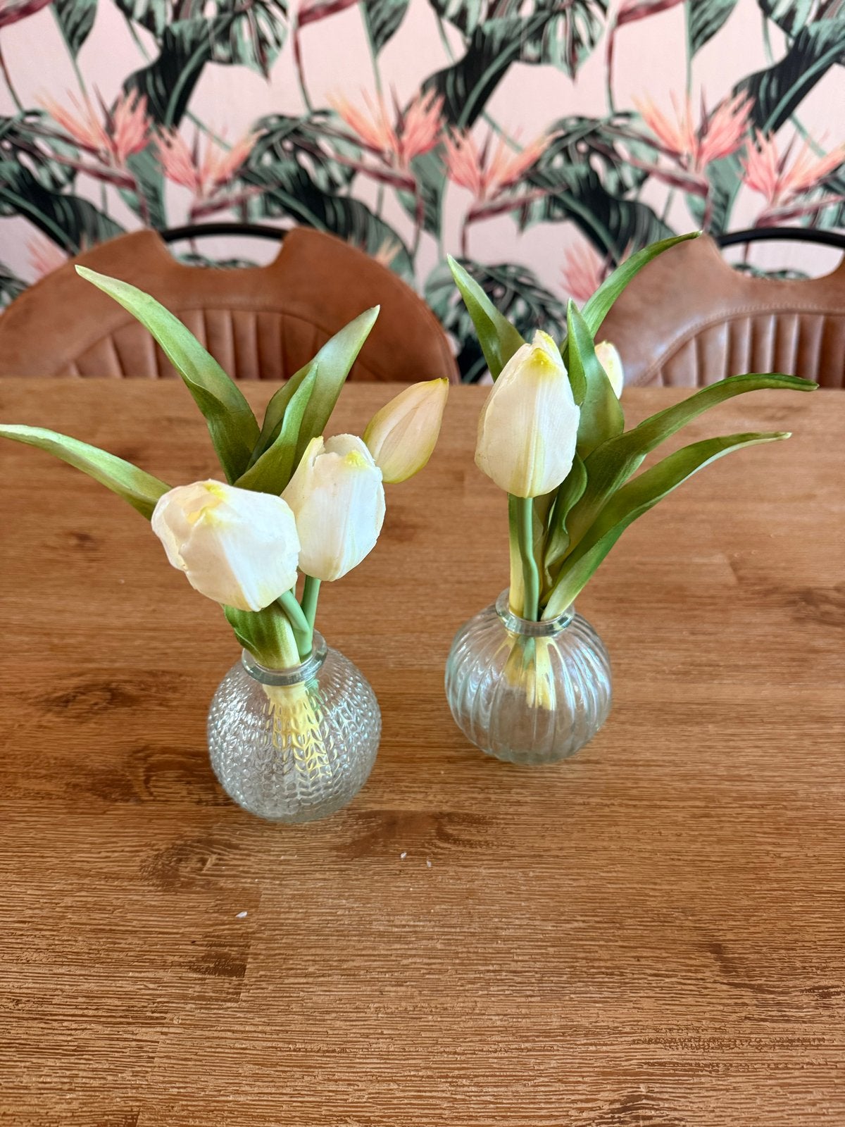 Nep tulpen in glazen vaasjes met reliëf, Binnen, Kunstbloem, Ophalen of Verzenden, Inclusief kunstbloemen
