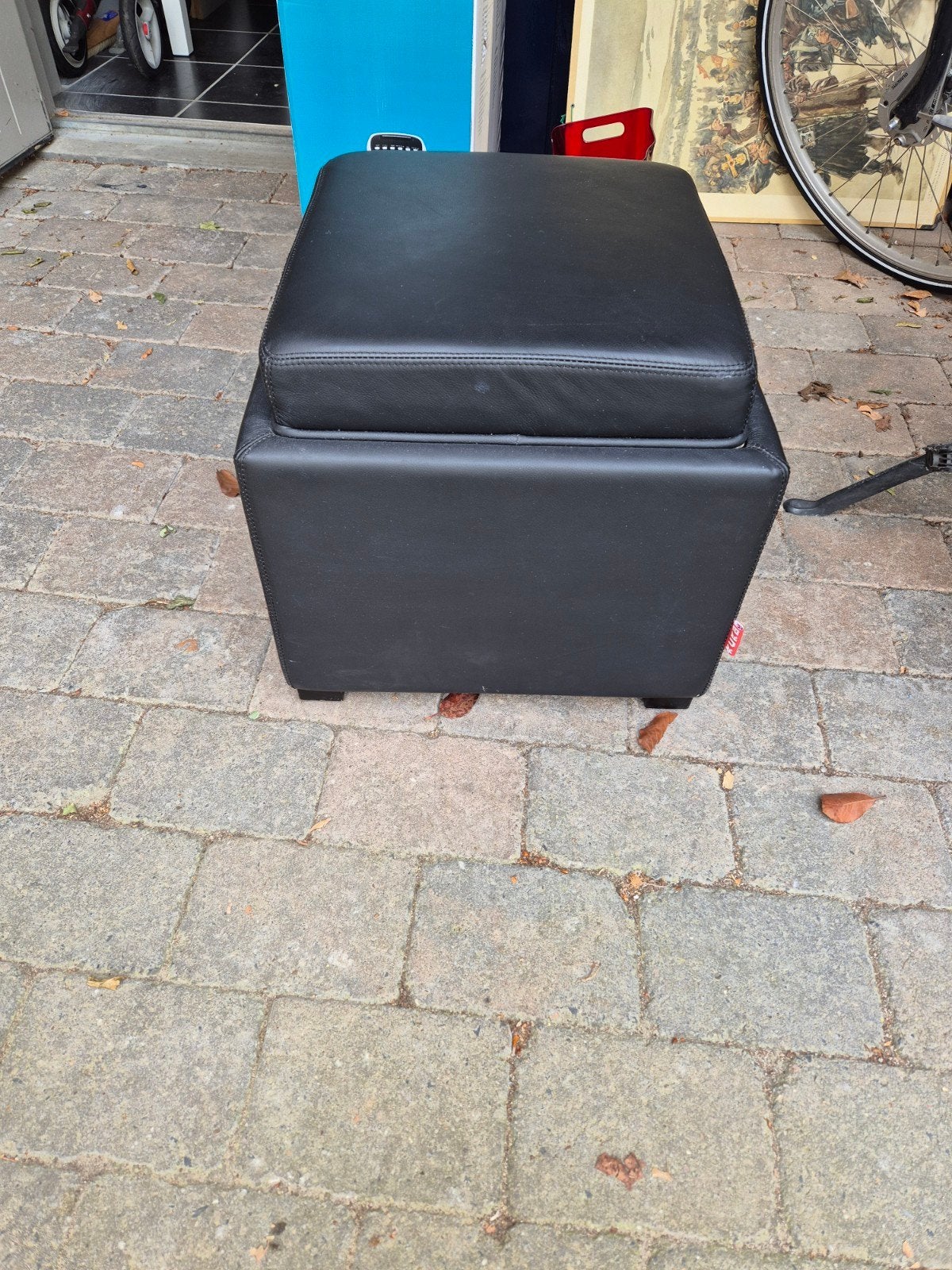 Zwarte poef merk Kuka met opbergruimte en dienblad, Huis en Inrichting, Minder dan 50 cm, Gebruikt, Vierkant, Minder dan 50 cm